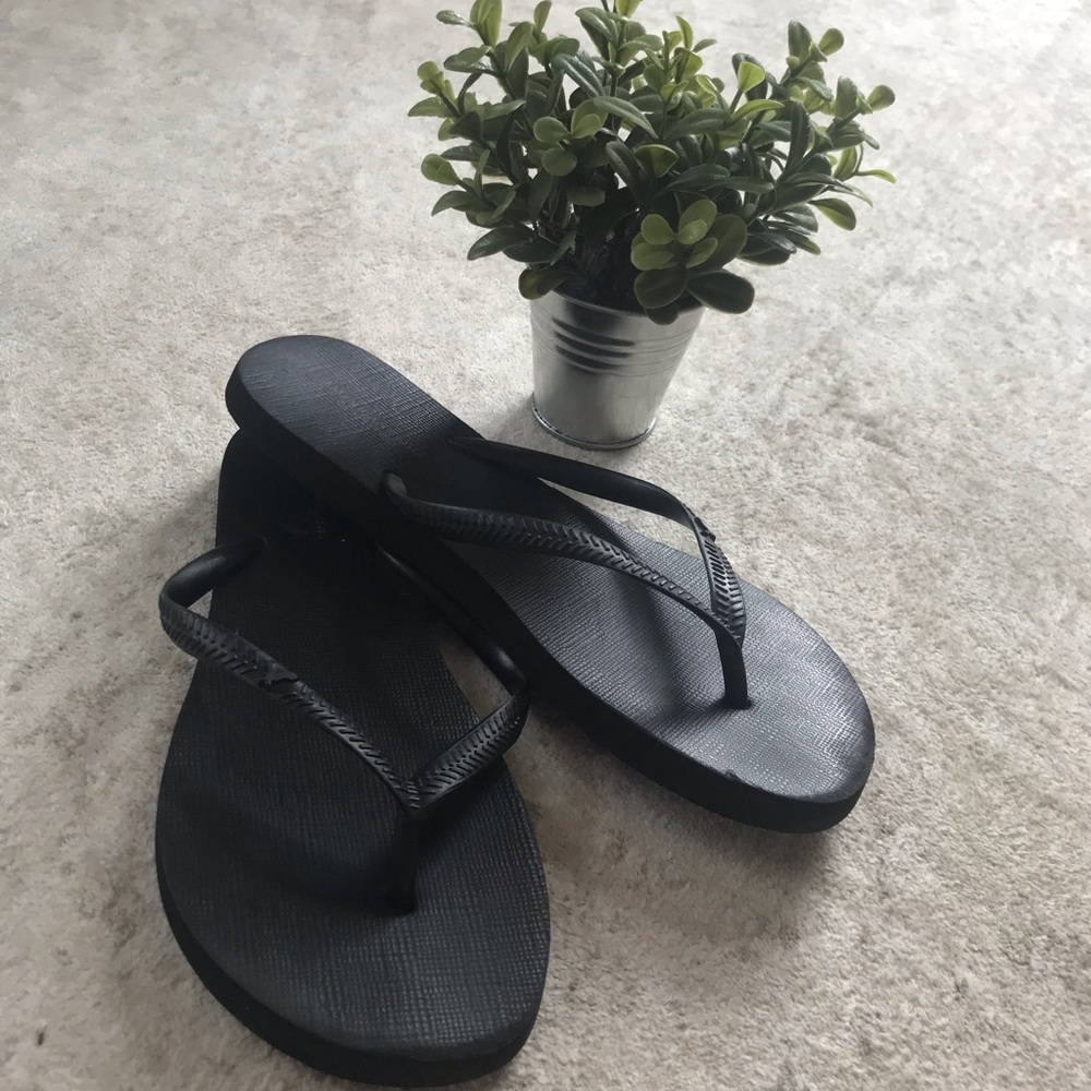 American Eagle Black Flip Flops